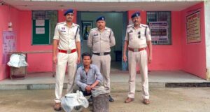पुलिस ने 50 लीटर महुआ शराब के साथ आरोपी को दबोचा, 10 हजार की अवैध शराब जब्त