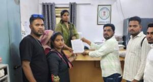 रेलवे साइडिंग के विरोध में ग्रामीणों ने तहसीलदार के समक्ष सौंपी आपत्ति