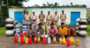 ऑपरेशन आघात के तहत कोतरारोड़ पुलिस की बड़ी कार्रवाई, 395 लीटर महुआ शराब जब्त, 6 आरोपी गिरफ्तार