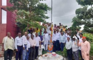खुर्सीपार सामाजिक भवन में हर्षोल्लास से मना स्वतंत्रता दिवस