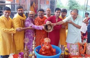 मां नगर कॉलोनी में भव्य कलश यात्रा के बाद हनुमान जी की मूर्ति स्थापना