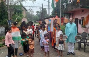 अंबेडकर नगर बस्ती के बाल संस्कार केंद्र में बच्चों ने मनाया स्वतंत्रता दिवस, देशभक्ति के गीतों से गूंजा माहौल