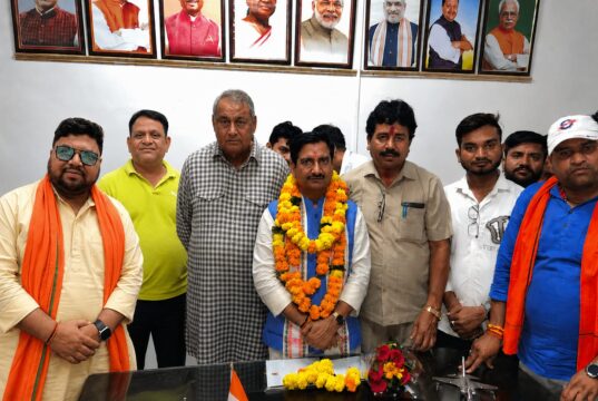 छाया विधायक महेश साहू ने साथियों सहित केंद्रीय मंत्री तोखन साहू को दी बधाई