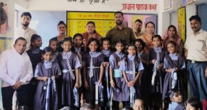 शासकीय कन्या प्राथमिक शाला धुर्वाकारी में विद्यार्थियों को नि:शुल्क टाई-बेल्ट किया वितरण