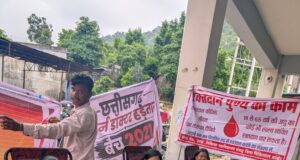 मानवता का संदेश देते हुए 25 चिकित्सको ने किया उत्षा पूर्वक रक्तदान