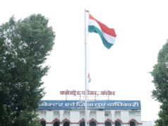कलेक्टर श्री क्षीरसागर ने जिला कार्यालय और जिलाधीश निवास में फहराया राष्ट्रध्वज