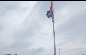 स्वास्थ्य केंद्र मस्तूरी में बीएमओ डा अनिल कुमार ने शान से लहराया तिरंगा