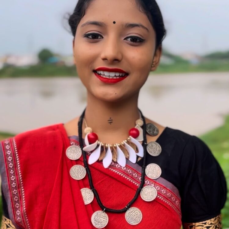 भर्थरी लोकगीत में गूंजी देशभक्ति की धुन, 13 वर्षीय वंदिता साहू ने दी अनोखी प्रस्तुति