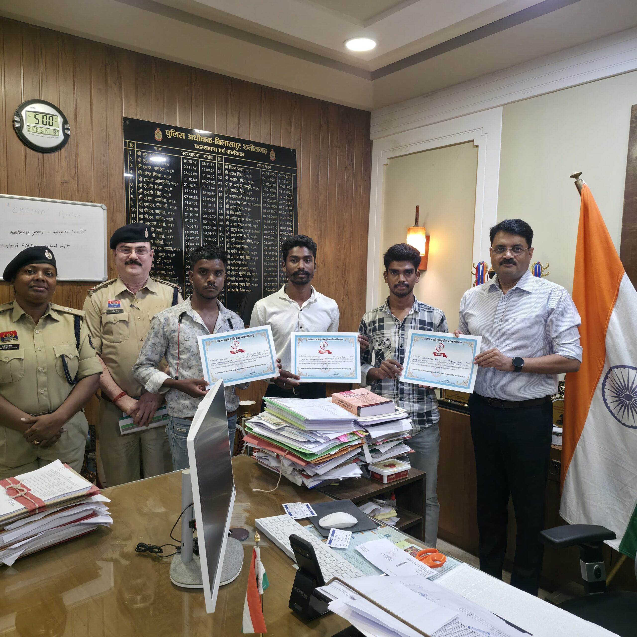 थाना मस्तूरी के चौकी मल्हार मना डेरा रोड पर पड़ने वाली लीलगार नदी पार करते समय नदी में गिरे दो युवकों की जान बचाकर मोहन केवट. महेश व करन केवट ने पेश की मानवता की मिसाल