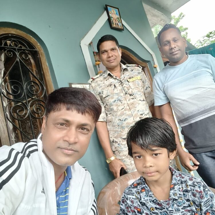 बीजापुर गुमशुदा 8 वर्षीय बालिका सकुशल बरामद, टीआई दुर्गेश शर्मा ने परिवार से मिलाया