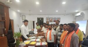 जन्माष्टमी पर मांस-मदिरा दुकानें बंद कराने की मांग, यादव समाज ने कलेक्टर को सौंपा ज्ञापन