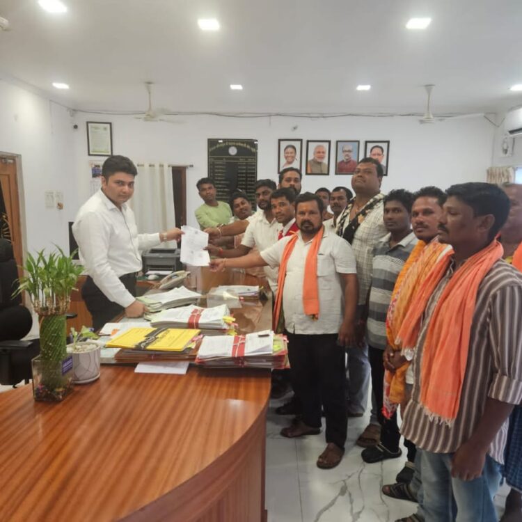 जन्माष्टमी पर मांस-मदिरा दुकानें बंद कराने की मांग, यादव समाज ने कलेक्टर को सौंपा ज्ञापन