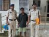 धमकी देकर दुष्कर्म करने वाले आरोपी को पुलिस ने किया गिरफ्तार , घटना में प्रयुक्त मोबाइल भी जब्त ।