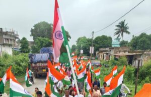 भव्य तिरंगा पदयात्रा — सरसीवा से झुमका