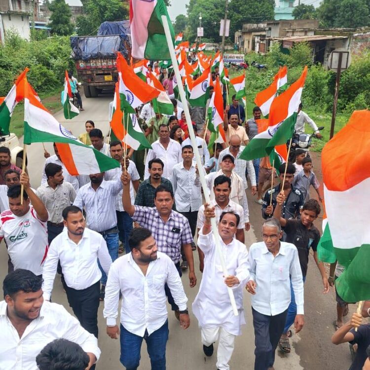 भव्य तिरंगा पदयात्रा — सरसीवा से झुमका