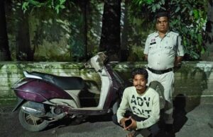 चोरी की स्कूटी बेचने ग्राहक तलाश रहा आरोपी घरघोड़ा पुलिस के हत्थे चढ़ा, आरोपी से चोरी स्कूटी बरामद