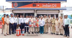 पुलिस पेट्रोल पंप में अग्नि सुरक्षा प्रशिक्षण : आपात स्थिति में त्वरित एवं सुरक्षित कार्यवाही के लिए पुलिसकर्मियों एवं कर्मचारियों को किया गया प्रशिक्षित ।