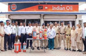 पुलिस पेट्रोल पंप में अग्नि सुरक्षा प्रशिक्षण : आपात स्थिति में त्वरित एवं सुरक्षित कार्यवाही के लिए पुलिसकर्मियों एवं कर्मचारियों को किया गया प्रशिक्षित ।