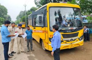 स्कूली बच्चों की सुरक्षित यात्रा को लेकर रायगढ़ पुलिस का स्कूल वाहनों की जांच अभियान जारी