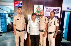 भट्ठी खुलने से पहले महंगी कीमत पर शराब बेचने निकला आरोपी पकड़ा गया, 34 पाव देशी प्लेन शराब जब्त