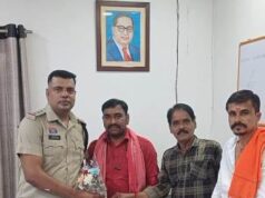 मस्तूरी के नए थाना प्रभारी कपिल देव चंद्रा का बुके भेंट कर किया आत्मीय स्वागत कानून व्यवस्था पर हुई चर्चा