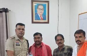 मस्तूरी के नए थाना प्रभारी कपिल देव चंद्रा का बुके भेंट कर किया आत्मीय स्वागत कानून व्यवस्था पर हुई चर्चा