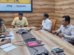 मुख्यमंत्री हेल्पलाइन के प्रकरणों का गंभीरता एवं संवेदनशीलता के साथ निराकरण सुनिश्चित करें-कलेक्टर