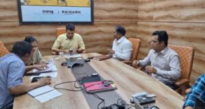 मुख्यमंत्री हेल्पलाइन के प्रकरणों का गंभीरता एवं संवेदनशीलता के साथ निराकरण सुनिश्चित करें-कलेक्टर