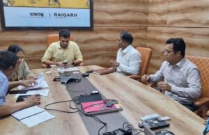 मुख्यमंत्री हेल्पलाइन के प्रकरणों का गंभीरता एवं संवेदनशीलता के साथ निराकरण सुनिश्चित करें-कलेक्टर
