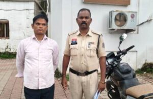 घर की बाड़ी में शराब छिपाकर बेचने की तैयारी कर रहा आरोपी गिरफ्तार, 9 लीटर महुआ शराब जब्त
