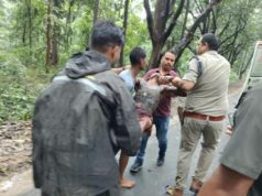 सड़क हादसे में ट्रक के नीचे दबा श्रमिक, तमनार पुलिस ने ग्रामीणों की मदद से हाइड्रा क्रेन से किया सफल रेस्क्यू