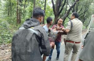 सड़क हादसे में ट्रक के नीचे दबा श्रमिक, तमनार पुलिस ने ग्रामीणों की मदद से हाइड्रा क्रेन से किया सफल रेस्क्यू