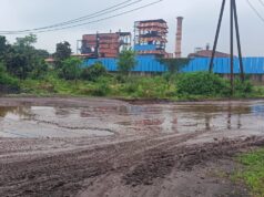 पारा घाट में भारी वाहनों का दबाव,आम रास्ता हुआ जर्जर, रोजाना चोटिल हो रहे राहगीर, ग्रामीणों में नाराजगी
