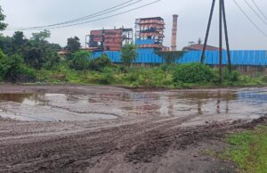पारा घाट में भारी वाहनों का दबाव,आम रास्ता हुआ जर्जर, रोजाना चोटिल हो रहे राहगीर, ग्रामीणों में नाराजगी