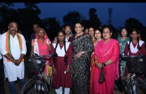 विधायक रेणुका सिंह के कर कमलों से छात्राओं को मिली निःशुल्क साइकिल, साइकिल पाकर खिले चेहरे
