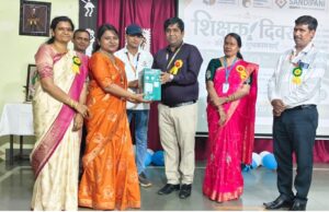 सांदीपनी एकेडमी में शिक्षक दिवस के अवसर पर शिक्षकों को किया गया सम्मानित ।
