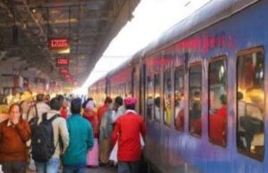 ट्रेन में आप भी मोबाइल पर देखते हैं वीडियो या रील तो संभल जाएं, अब लगेगा मोटा जुर्माना, रेलवे ने जारी किया फरमान