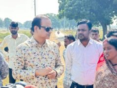 आयुक्त तारन प्रकाश सिन्हा ने खंडुआ में किया सिंचाई नाली निर्माण कार्य का निरीक्षण, श्रमिकों से किया सीधा संवाद