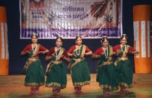 इंदिरा कला संगीत विश्वविद्यालय खैरागढ़ में ‘नमो सेवा– अनकही कहानियां’ का जिला स्तरीय भव्य नाट्य मंचन