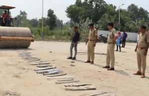75 से अधिक मॉडिफाइड साइलेंसर रोलर चलाकर नष्ट, कांकेर पुलिस की सख्त कार्रवाई।
