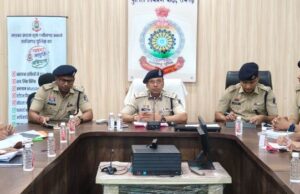 एसएसपी शशि मोहन सिंह ने पुलिस नियंत्रण कक्ष में राजपत्रित अधिकारियों एवं थाना-चौकी प्रभारियों की ली अपराध समीक्षा बैठक