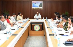 सीएम हेल्पलाइन में दर्ज शिकायतों का गंभीरता से निराकरण करें- मुख्य सचिव विकासशील