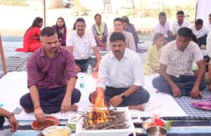 विजयदशमी पर पुलिस अधीक्षक ने की शस्त्र पूजा, पुनर्वासित माओवादियों ने भी निभाई सहभागिता