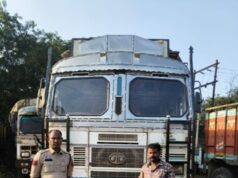 पुलिस की बड़ी कार्रवाई, 17.650 टन स्क्रैप कबाड़ से लदा 12 चक्का ट्रक जब्त