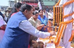 गांधी जयंती पर प्रभारी मंत्री रामविचार नेताम ने मनेंद्रगढ़ में महात्मा गांधी और लाल बहादुर शास्त्री को किया नमन