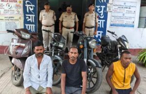 बाइक चोरी गिरोह का घरघोड़ा पुलिस ने किया पर्दाफाश, 3 आरोपी गिरफ्तार; बुलेट, स्कूटी समेत 4 चोरी की बाइक बरामद