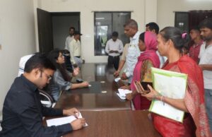 जनकल्याणकारी योजनाओं का लाभ प्रत्येक पात्र नागरिक तक पहुंचाना सुनिश्चित करें-कलेक्टर