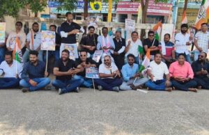 काले कपड़े पहनकर कांग्रेस पदाधिकारियों ने मनाया ‘काला दिवस’, कांकेर में किया विरोध प्रदर्शन
