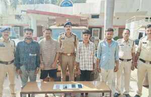 नरहरपुर पुलिस ने 40 गौवंश चोरी के प्रकरण का किया खुलासा,04 आरोपी गिरफ्तार, 37 गौवंश एवं 03 पिकअप वाहन सहित ₹18.40 लाख की सामग्री जप्त।