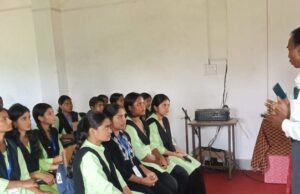 विशेष मतदाता पंजीयन अभियान के तहत नए मतदाताओं को दी गई जानकारी
